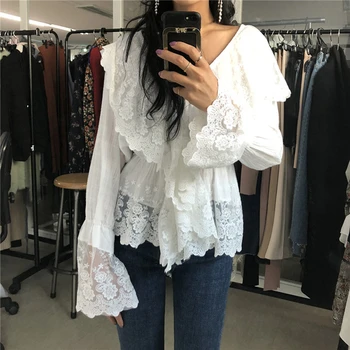 Yeni Ruffles RUGOD Moda Seksi Beyaz Dantel Bluz V-boyun Flare Kol Kadın Gömlek 2018 Bahar Üstleri Ve Bluzlar Kadın