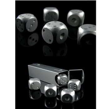 2016 Yüksek Kaliteli Alüminyum Poker 5 adet Gümüş Renkli Katı Domino Zar Oyunu Taşınabilir Zar Zar Poker Partisi G SS Alaşım
