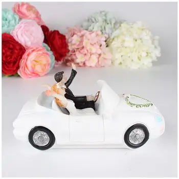 En iyi 1 beyaz + siyah reçine gelin ve damat açık spor araba, düğün araba pasta dekorasyon süsleri gelin damat bebek dekorasyon