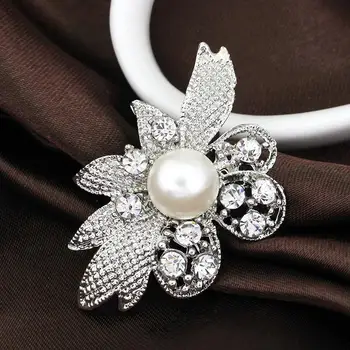 Kadın Broş Pin Takı için Zarif Büyük Taklit İnci, elmas Taklidi Çiçek büyüleyici Gümüş renkli Broş